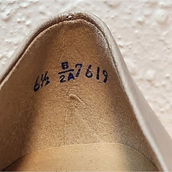 Vintage Selby Womens Size 6.5 Two Tone Leather Pumps Stitched Toe Cap Block Heel - Picture 6 of 9